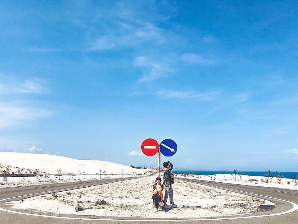 Khách chụp hình checkin Bàu Trắng