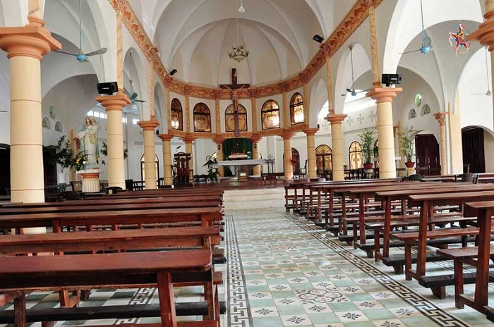 Bên trong nhà thờ La Mã