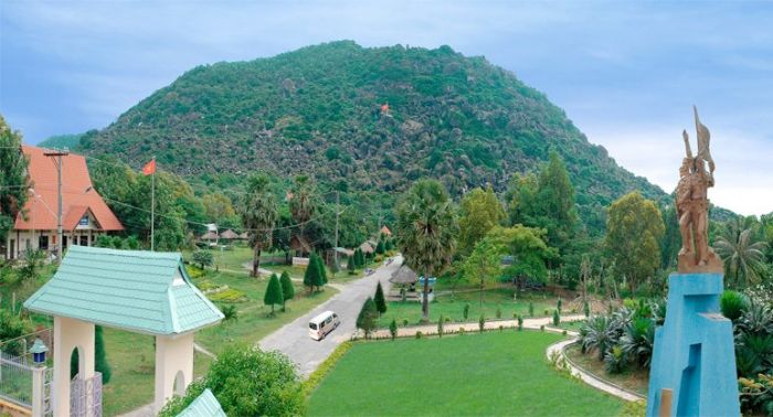 Tham quan khu di chỉ Tức Dụp (Ảnh: ST) Tham quan khu di chỉ Tức Dụp (Ảnh: ST)