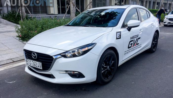 Thuê xe 4 chỗ có tài xế tại TpHCM Sài Gòn giá rẻ