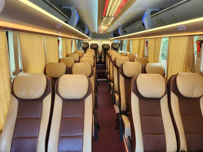 Nội thất ghế ngã, chỗ để chân rộng phù hợp cho tour dài ngày