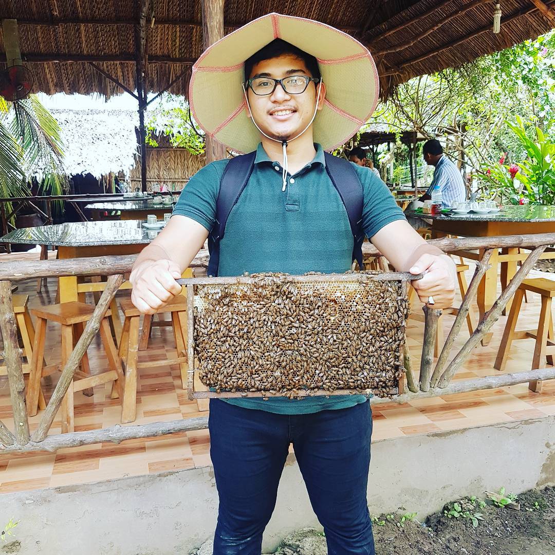 Du khách tham quan và tìm hiểu quy trình nuôi ong